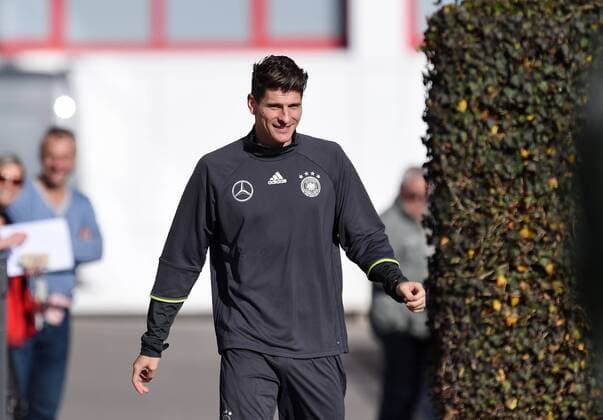 Fussball International 11.11.2015 Training der deutschen Nationalmannschaft in Muenchen beim FC Bayern an der Saebener Strasse: Mario Gomez auf dem Weg zum Training 