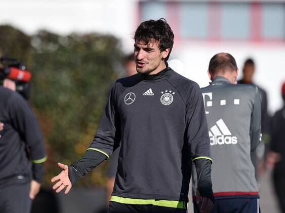Fussball International 11.11.2015 Training der deutschen Nationalmannschaft in Muenchen beim FC Bayern an der Saebener Strasse: Mats Hummels auf dem Weg zum Training 