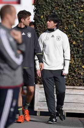 Fussball International 11.11.2015 Training der deutschen Nationalmannschaft in Muenchen beim FC Bayern an der Saebener Strasse: Trainer Joachim Loew (re) und Thomas Mueller auf dem Weg zum Training 