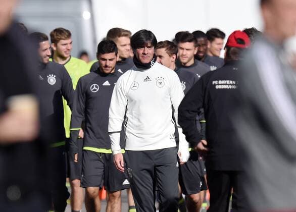 Fussball International 11.11.2015 Training der deutschen Nationalmannschaft in Muenchen beim FC Bayern an der Saebener Strasse: Trainer Joachim Loew (Mitte) mit Team auf dem Weg zum Training 