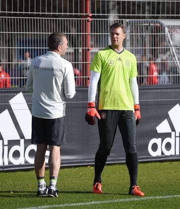 Fussball International 11.11.2015 Training der deutschen Nationalmannschaft in Muenchen beim FC Bayern an der Saebener Strasse: Torwarttrainer Andreas Koepke (li)und Torwart Manuel Neuer 