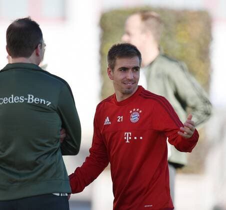 Fussball International 11.11.2015 Training der deutschen Nationalmannschaft in Muenchen beim FC Bayern an der Saebener Strasse: Philipp Lahm (re, FC Bayern Muenchen) trainiert zeitgleich zur Nationalmannschaft mit dem FC Bayern Muenchen 