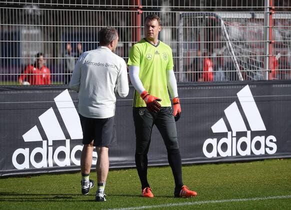 Fussball International 11.11.2015 Training der deutschen Nationalmannschaft in Muenchen beim FC Bayern an der Saebener Strasse: Torwarttrainer Andreas Koepke (li)und Torwart Manuel Neuer 