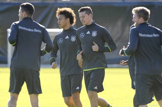 Leroy SANE (2.v.li),Julian Draxler,Aktion,Lauftraining. Fussball -Training Deutsche Nationalmannschaft, an der Saebenerstrasse beim FC Bayern Muenchen am 11.11.2015.