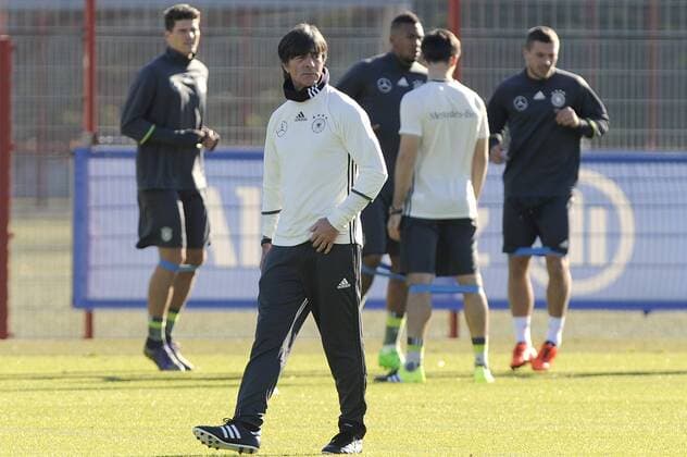 Bundestrainer Joachim Jogi LOEW,LÖW (GER),hi:MArio GOMEZ,Jerome BOATENG (GER),Lukas PODOLSKI (GER), Fussball -Training Deutsche Nationalmannschaft, an der Saebenerstrasse beim FC Bayern Muenchen am 11.11.2015.