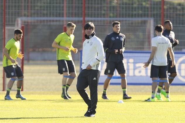 Bundestrainer Joachim Jogi LOEW,LÖW (GER),hi:Kevin VOLLAND,Mtthias GINTER,Mario GOMEZ,Jerome BOATENG (GER),Fussball -Training Deutsche Nationalmannschaft, an der Saebenerstrasse beim FC Bayern Muenchen am 11.11.2015.