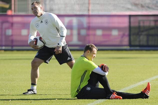 Andreas KOEPKE,KÖPKE,Torwarttrainer (GER) mit Manuel NEUER (Torwart GER),Aktion. Fussball -Training Deutsche Nationalmannschaft, an der Saebenerstrasse beim FC Bayern Muenchen am 11.11.2015.