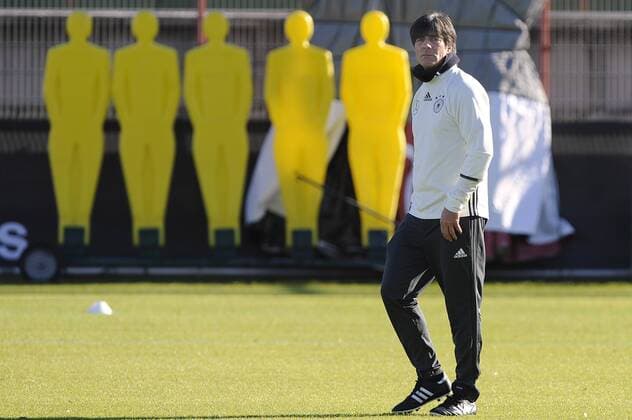 Bundestrainer Joachim Jogi LOEW,LÖW (GER), Einzelbild,Freisteller,Ganzkoerperaufnahme,ganze Figur. Fussball -Training Deutsche Nationalmannschaft, an der Saebenerstrasse beim FC Bayern Muenchen am 11.11.2015.