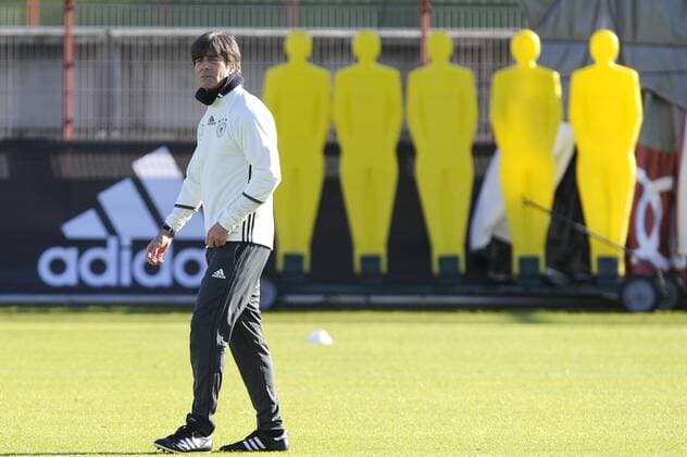 Bundestrainer Joachim Jogi LOEW,LÖW (GER), Einzelbild,Freisteller,Ganzkoerperaufnahme,ganze Figur. Fussball -Training Deutsche Nationalmannschaft, an der Saebenerstrasse beim FC Bayern Muenchen am 11.11.2015.
