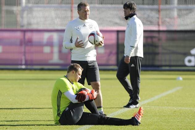 Manuel NEUER (Torwart GER) mit Andreas KOEPKE,KÖPKE,Torwarttrainer (GER),hi:Bundestrainer Joachim Jogi LOEW,LÖW (GER), Fussball -Training Deutsche Nationalmannschaft, an der Saebenerstrasse beim FC Bayern Muenchen am 11.11.2015.