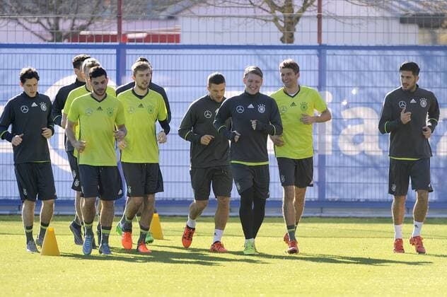 v.re:Emre CAN,Thomas MUELLER (MÜLLER) (GER),Bastian SCHWEINSTEIGER (GER),Lukas PODOLSKI (GER),Christoph KRAMER (GER),Kevin VOLLAND,Sebastian RUDY,Lauftraining,Aktion, Fussball -Training Deutsche Nationalmannschaft, an der Saebenerstrasse beim FC Bayern Muenchen am 11.11.2015.