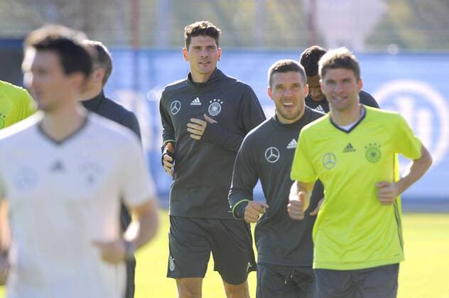 Mario GOMEZ,(Mitte),Lukas PODOLSKI (GER),Thomas MUELLER (MÜLLER) (GER),Lauftraining,Aktion, Fussball -Training Deutsche Nationalmannschaft, an der Saebenerstrasse beim FC Bayern Muenchen am 11.11.2015.