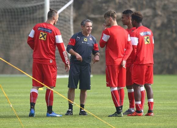 SOCCER - AUT vs SUI, friendly match, preview ALICANTE,SPAIN,11.NOV.15 - SOCCER - OEFB international match Länderspiel Austria vs Switzerland, friendly match, preview, team training camp, training team AUT. Image shows Marko Arnautovic, head coach Marcel Koller, Aleksandar Dragovic, David Alaba (AUT) and Rubin Okotie (AUT). GEPAxpictures xChristianxOrt