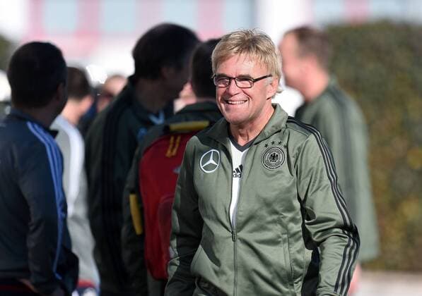 Fussball International 11.11.2015 Training der deutschen Nationalmannschaft in Muenchen beim FC Bayern an der Saebener Strasse: DFB Chefscout Urs Siegenthaler (Schweiz) 