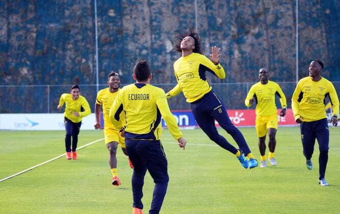 Nov. 10, 2015 - Quito, PICHINCHA, ECUADOR - Artuto Mina (CEN) during practice, the ecuadorian soccer team is preparing for the match at home against the selection of Uruguay World Cup Qualifiers Russia 2018, in Quito, Ecuador, Sunday 10 November 2015. Ecuador training session in Quito  - ZUMAn230