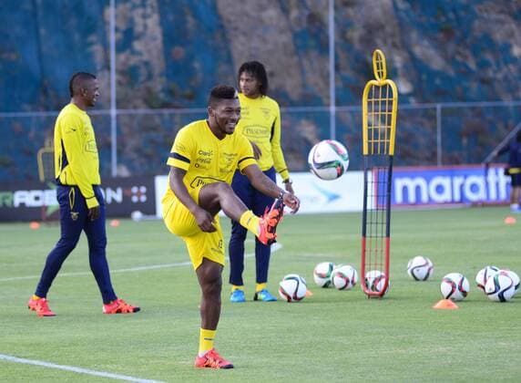 Nov. 10, 2015 - Quito, PICHINCHA, ECUADOR - Jonathan GonzÃƒÂ¡lez dominates the ball in practice, the ecuadorian soccer team is preparing for the match at home against the selection of Uruguay World Cup Qualifiers Russia 2018, in Quito, Ecuador, Sunday 10 November 2015. Ecuador training session in Quito  - ZUMAn230