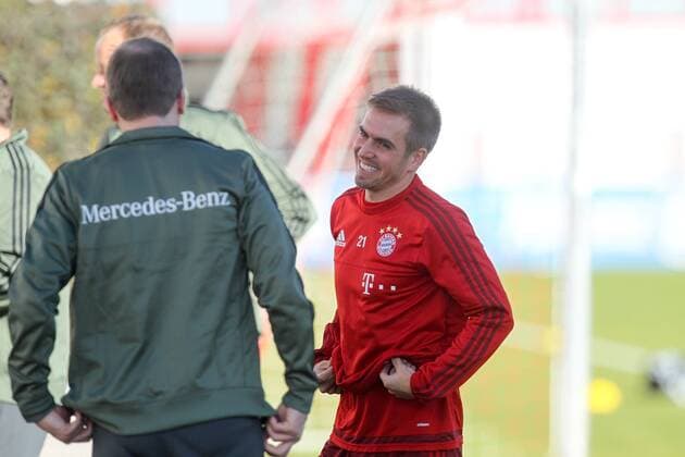 Muenchen Philipp Lahm 21 (FC Bayern Muenchen) begruesst Mitarbeiter der Deutschen Nationalmannschaft, Training, Nationalmannschaft, , Fussball, 11.11.2015 Copyright: Kolbert Eibner-Pressefoto EP_CKT