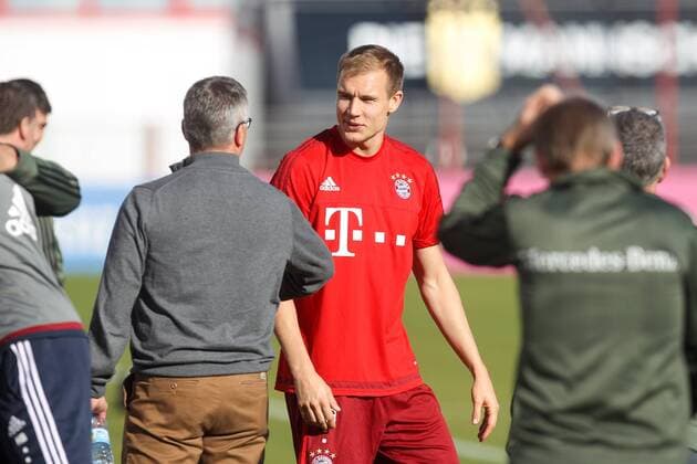 Muenchen Holger Badstuber 28 (FC Bayern Muenchen) begruesst Mitarbeiter der Deutschen Nationalmannschaft, Training, Nationalmannschaft, , Fussball, 11.11.2015 Copyright: Kolbert Eibner-Pressefoto EP_CKT