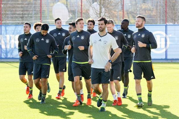 Muenchen Die Mannschaft laeuft sich warm, Sami Khedira 6 (Deutschland), Andre Schuerrle 9 (Deutschland), Leroy Sane (Deutschland), Julian Draxler 12 (Deutschland), Training, Nationalmannschaft, , Fussball, 11.11.2015 Copyright: Kolbert Eibner-Pressefoto EP_CKT