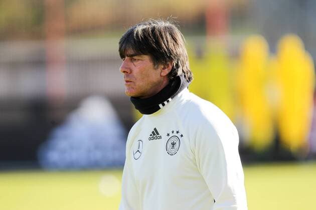 Muenchen Chef-Trainer Joachim Loew (Deutschland) beobachtet die Mannschaft beim Training, Training, Nationalmannschaft, , Fussball, 11.11.2015 Copyright: Kolbert Eibner-Pressefoto EP_CKT