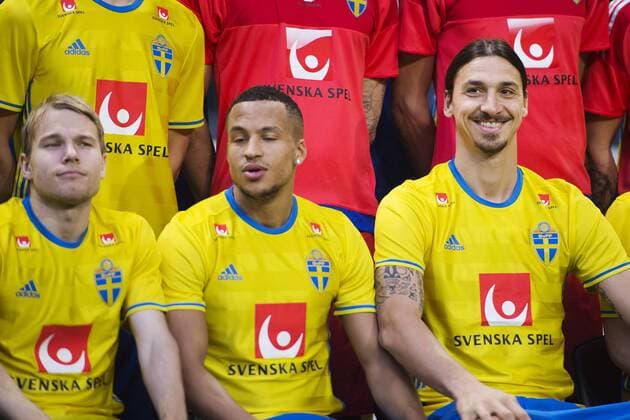 Fußball, Nationalteam Schweden, Fotoshooting in Stockholm 151111 Oscar Lewicki, Martin Olsson och Zlatan Ibrahimovic under en lagfotografering med sveriges fotbollslandslag den 11 november 2015 i Stockholm.  Copyright: JOHANNAxLUNDBERG BB151111JL046