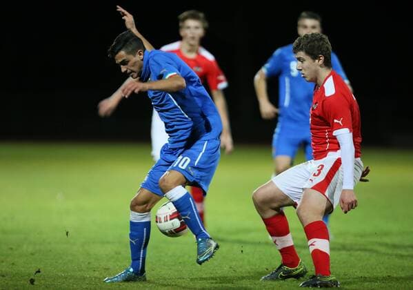Fußball, U18 Testspiel, Österreich - Italien SOCCER - U18, AUT vs ITA, test match TRAISKIRCHEN,AUSTRIA,11.NOV.15 - SOCCER - under-18 OEFB international match Länderspiel Austria vs Italy, test match. Image shows Nicola Mosti (ITA) and Anes Omerovic (AUT). GEPAxpictures xMarioxKneisl