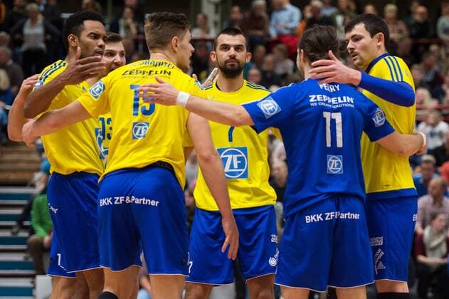 11.11.2015, Vechtesporthalle, Schuettorf Volleyball, DVV-Pokal Achtelfinale, FC Schüttorf Schuettorf 09 vs. VfB Friedrichshafen Jubel Marc Anthony Honore ( 9 Friedrichshafen), Robert Adrian Aciobanitei ( 15 Friedrichshafen), Adrian Gontariu ( 13 Friedrichshafen), Arslan Eksi ( 7 Friedrichshafen), Luke Perry ( 11 Friedrichshafen), Baptiste Geiler ( 14 Friedrichshafen)
