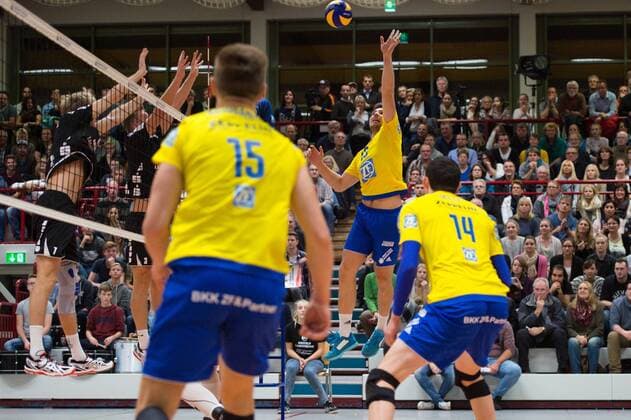 11.11.2015, Vechtesporthalle, Schuettorf Volleyball, DVV-Pokal Achtelfinale, FC Schüttorf Schuettorf 09 vs. VfB Friedrichshafen Angriff Adrian Gontariu ( 13 Friedrichshafen)