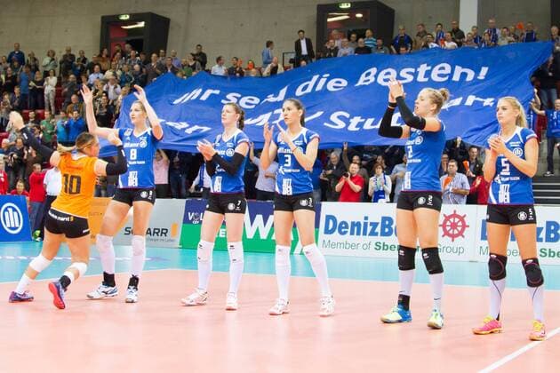 Stuttgart Einlauf der Stuttgarterinnen: Stevi Robinson ( 10 Allianz MTV Stuttgart), Kaja Grobelna ( 8 Allianz MTV Stuttgart), .Renata Sandor ( 7 Allianz MTV Stuttgart), Micheli Tomazela Pissinato ( 3 Allianz MTV Stuttgart), Femke Stoltenborg ( 2 Allianz MTV Stuttgart) und Kim Renkema ( 5 Allianz MTV Stuttgart) 2016 CEV DenizBank Volleyball Champions League Damen, Pool A, 2nd Leg, Allianz MTV Stuttgart gegen Dinamo Dynamo Kazan (RUS) , Stuttgart SCHARRena, 11.11.15 Copyright: Wuechner Eibner-Pressefoto EP_NWR