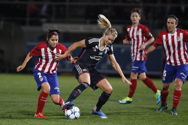 Fußball, Damen, Champions League, Atletico Madrid - Olympique Lyon Atletico de Madrid s Robles and Olympique Lyonnais s Hegerberg during UEFA Women s Champions League soccer match between Atletico de Madrid and Olympique Lyonnais, in Madrid, Spain. November 11, 2015.  (20151111028)