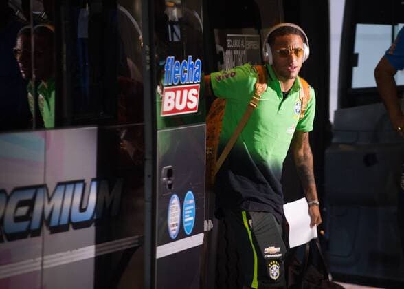 Fußball, Nationalteam Brasilien, Ankunft in Buenos Aires Selection arrives to play against Argentin BUENOS AIRES, AR - 11 11 2015: Brazilian team arrives in Buenos Aires - Neymar Jr. is seen on arrival of the Brazilian team at the Hotel Four Seasons to focus to match between Argentina-Brazil, valid for the third round of the playoffs for the Cup World, held at the Monumental Stadium in Nunez. (Photo: Marcelo Machado de Melo FotoArena)  MarceloxMachadoxdexMelo