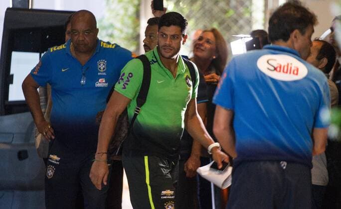Fußball, Nationalteam Brasilien, Ankunft in Buenos Aires Selection arrives to play against Argentin BUENOS AIRES, AR - 11 11 2015: Brazilian team arrives in Buenos Aires - Hulk is seen on arrival of the Brazilian team at the Hotel Four Seasons to focus to match between Argentina-Brazil, valid for the third round of the playoffs for the World Cup, held at the Monumental Stadium in Nunez. (Photo: Marcelo Machado de Melo FotoArena)  MarceloxMachadoxdexMelo