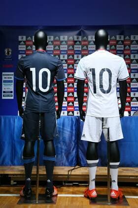 Fußball, Nationalteam Japan, Trikotpräsentation Men s new home and away kit (JPN), NOVEMBER 5, 2015 - Football Soccer : Japan Men s new home and away kit during the presentation of the Japan national football and futsal team s new jersey at JFA House in Tokyo, Japan. NoxThirdxPartyxSales  (umqa029236)