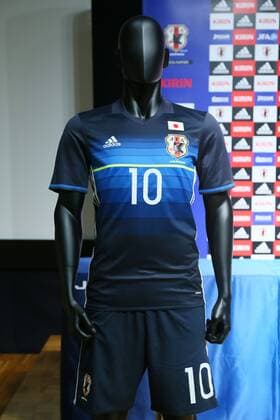 Fußball, Nationalteam Japan, Trikotpräsentation New home kit (JPN), NOVEMBER 5, 2015 - Futsal : Japan Men s new away kit during the presentation of the Japan national football and futsal team s new jersey at JFA House in Tokyo, Japan. NoxThirdxPartyxSales  (umqa029243)