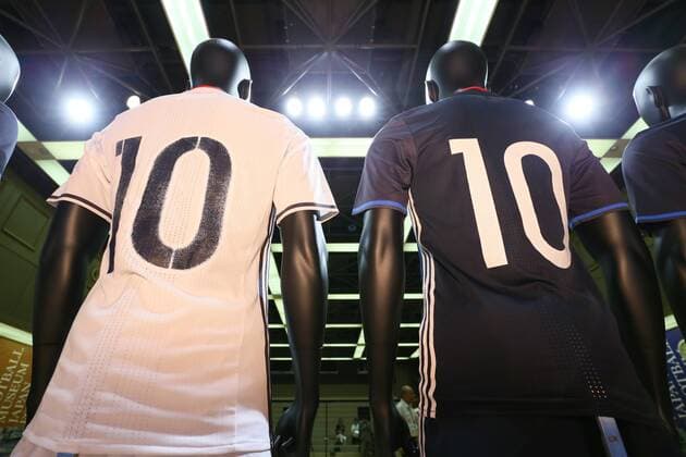 Fußball, Nationalteam Japan, Trikotpräsentation Men s new home and away kit (JPN), NOVEMBER 5, 2015 - Football Soccer : Japan Men s new home and away kit during the presentation of the Japan national football and futsal team s new jersey at JFA House in Tokyo, Japan. NoxThirdxPartyxSales  (umqa029248)