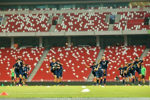 Japan team group Mannschaftsbild Totale (JPN), NOVEMBER 11, 2015 - Football Soccer : FIFA World Cup WM Weltmeisterschaft Fussball Russia 2018 Asian Qualifier Second Round, training session prior to the Group E match between Singapore - Japan at the national stadium, in Singapore. Noxthirdxpartyxsales  (umqh000412)