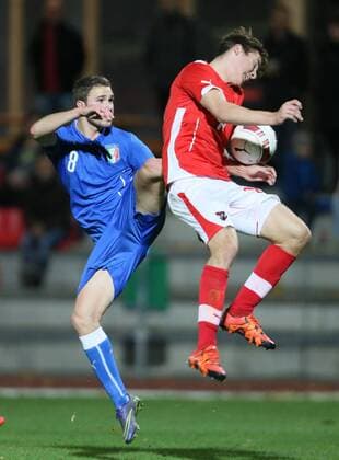 Fußball, U18 Testspiel, Österreich - Italien SOCCER - U18, AUT vs ITA, test match TRAISKIRCHEN,AUSTRIA,11.NOV.15 - SOCCER - under-18 OEFB international match Länderspiel Austria vs Italy, test match. Image shows Fabio Castellano (ITA) and Maximilian Woeber (AUT). GEPAxpictures xMarioxKneisl
