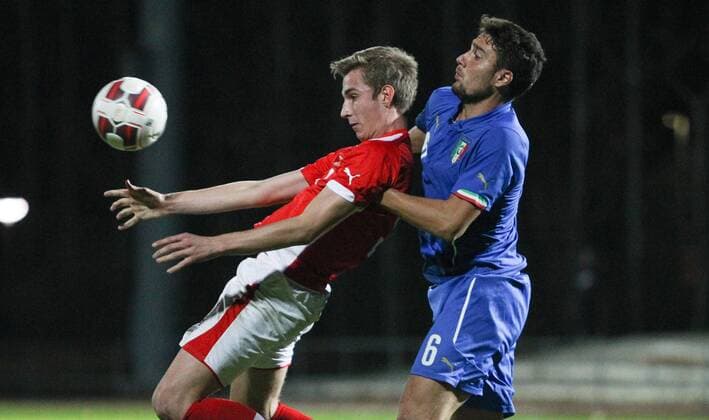Fußball, U18 Testspiel, Österreich - Italien SOCCER - U18, AUT vs ITA, test match TRAISKIRCHEN,AUSTRIA,11.NOV.15 - SOCCER - under-18 OEFB international match Länderspiel Austria vs Italy, test match. Image shows Aleksandar Skrbic (AUT) and Marco Tumminiello (ITA). GEPAxpictures xMarioxKneisl