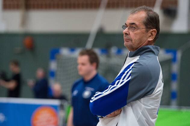 11.11.2015, Vechtesporthalle, Schuettorf Volleyball, DVV-Pokal Achtelfinale, FC Schüttorf Schuettorf 09 vs. VfB Friedrichshafen Stelian Moculescu (Trainer Coach Friedrichshafen)