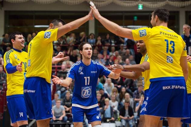 11.11.2015, Vechtesporthalle, Schuettorf Volleyball, DVV-Pokal Achtelfinale, FC Schüttorf Schuettorf 09 vs. VfB Friedrichshafen Jubel Baptiste Geiler ( 14 Friedrichshafen), Arslan Eksi ( 7 Friedrichshafen), Luke Perry ( 11 Friedrichshafen), Marc Anthony Honore ( 9 Friedrichshafen), Adrian Gontariu ( 13 Friedrichshafen)