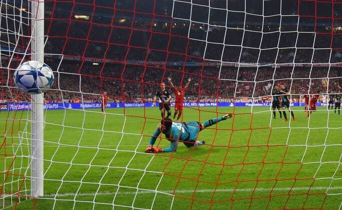 04.11.2015, Fussball, Saison 2015 2016, Champions League, 2015 16, Vorrunde, FC Bayern München - Arsenal London 5:1, David Alaba (Bayern Muenchen), hinten rechts erzielt gegen Torwart Petr Cech (Arsenal London) das Tor zum 3:0