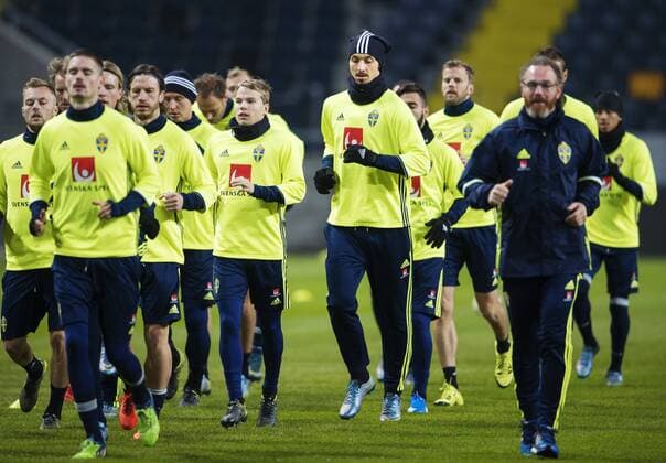 Fußball, Nationalteam Schweden Training und PK Oscar Lewicki, Zlatan Ibrahimovic värmer upp med medspelare - Stockholm, Training Nationalteam Schweden.  Copyright: JOELxMARKLUND BB151112JM018