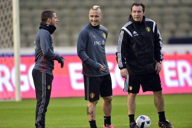 Fußball, Training Nationalteam Belgien Wilmots Marc head coach of Belgian Team talking to Hazard Eden midfielder of Belgium and Nainggolan Radja midfielder of Belgium FOOTBALL : Entrainement Equipe Belgique - Bruxelles - 12 11 2015 PhotoNews Panoramic 