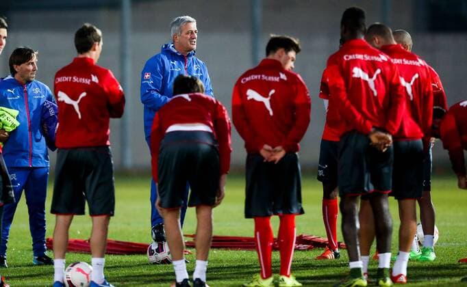 SOCCER - preview VIENNA,12.NOV.15 - SOCCER - training Nationalteam SUI. Image shows head coach Vladimir Petkovic (SUI) and players of Switzerland. GEPAxpictures xPhilippxBrem