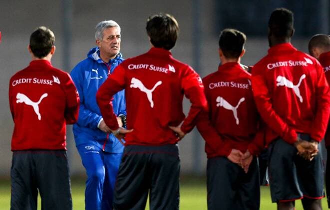 SOCCER - preview VIENNA,12.NOV.15 - SOCCER - training Nationalteam SUI. Image shows head coach Vladimir Petkovic (SUI) and players of Switzerland. GEPAxpictures xPhilippxBrem