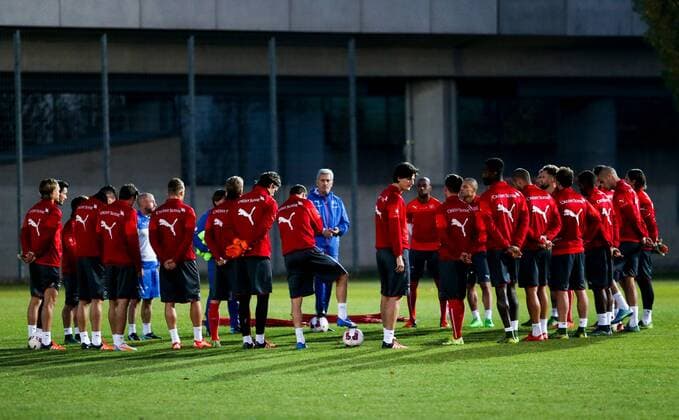 SOCCER - preview VIENNA,12.NOV.15 - SOCCER - training Nationalteam SUI. Image shows head coach Vladimir Petkovic (SUI) and players of Switzerland. GEPAxpictures xPhilippxBrem