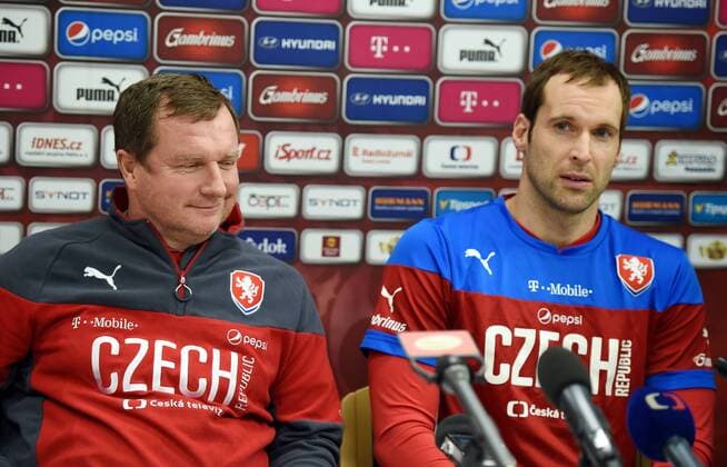 Czech national team Nationalteam coach Pavel Vrba, left, and captain Petr Cech attend a news conference prior to the friendly soccer match Czech Republic vs Serbia in Prague, Czech Republic, on Thursday, November 12, 2015. (CTKxPhoto JaroslavxOzana) CTKPhotoP201511120883901  jao 7