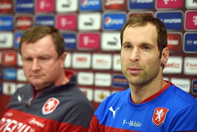 Czech national team Nationalteam coach Pavel Vrba, left, and captain Petr Cech attend a news conference prior to the friendly soccer match Czech Republic vs Serbia in Prague, Czech Republic, on Thursday, November 12, 2015. (CTKxPhoto JaroslavxOzana) CTKPhotoP201511120884001  jao 6