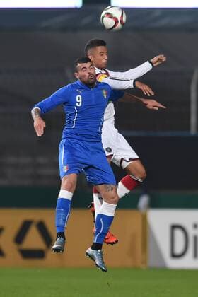 Osnabrueck Deutschland 12. November 2015: U20 Laenderspiel 2015 - Deutschland vs. Italien. Andrea Petagna (Italien) im Zweikampf gegen Thilo Kehrer (Deutschland). mt