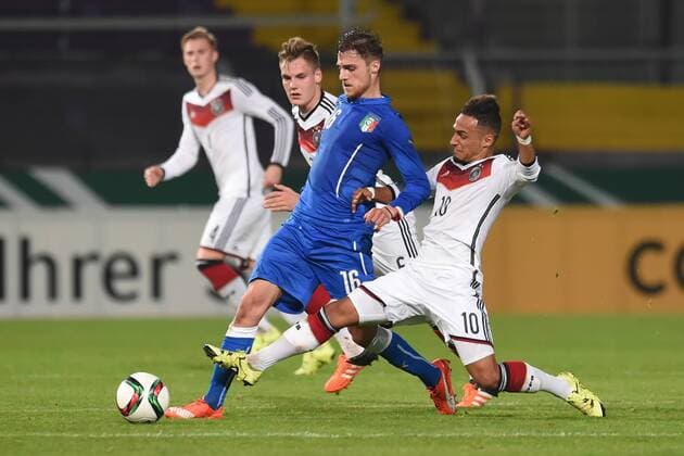 Osnabrueck Deutschland 12. November 2015: U20 Laenderspiel 2015 - Deutschland vs. Italien. Michele Rocca (Italien) im Zweikampf gegen Hany Mukhtar (Deutschland). mt